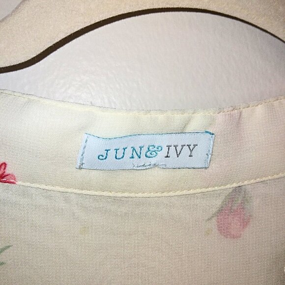 JUN & IVY WOMEN'S CREAM & FLORAL HI - LO BLOUSE W/ROLL UP TAB SLEEVES - SIZE M - Picture 8 of 9